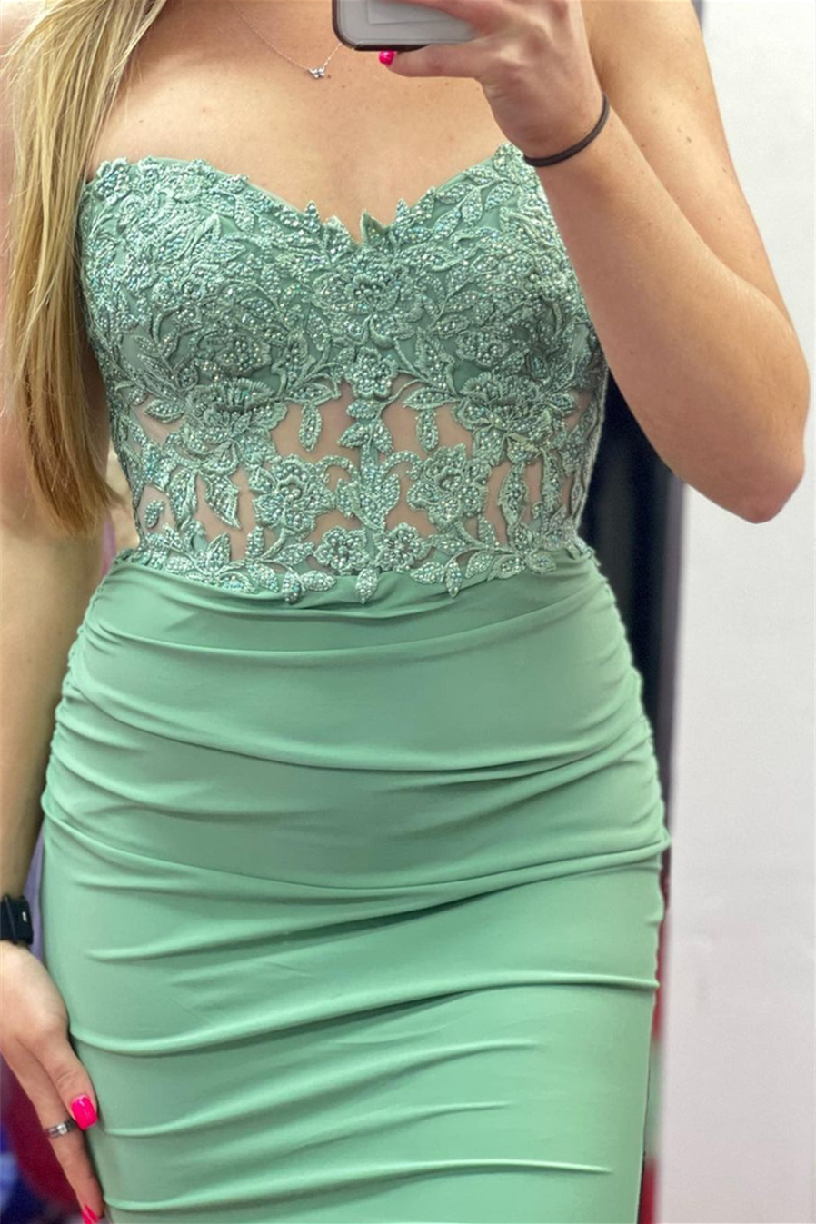Vestido de fiesta largo de satén con apliques y corte sirena sin tirantes