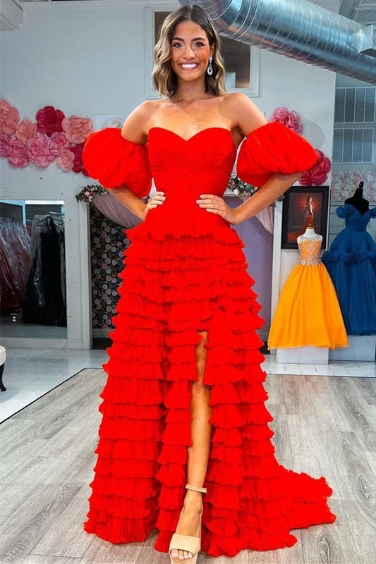 Vestido de fiesta de tul rojo con escote corazón y mangas globo.