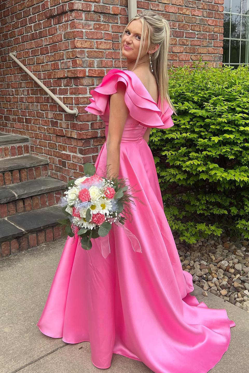 Vestido de fiesta largo de corte A con volantes y escote en V en rosa intenso