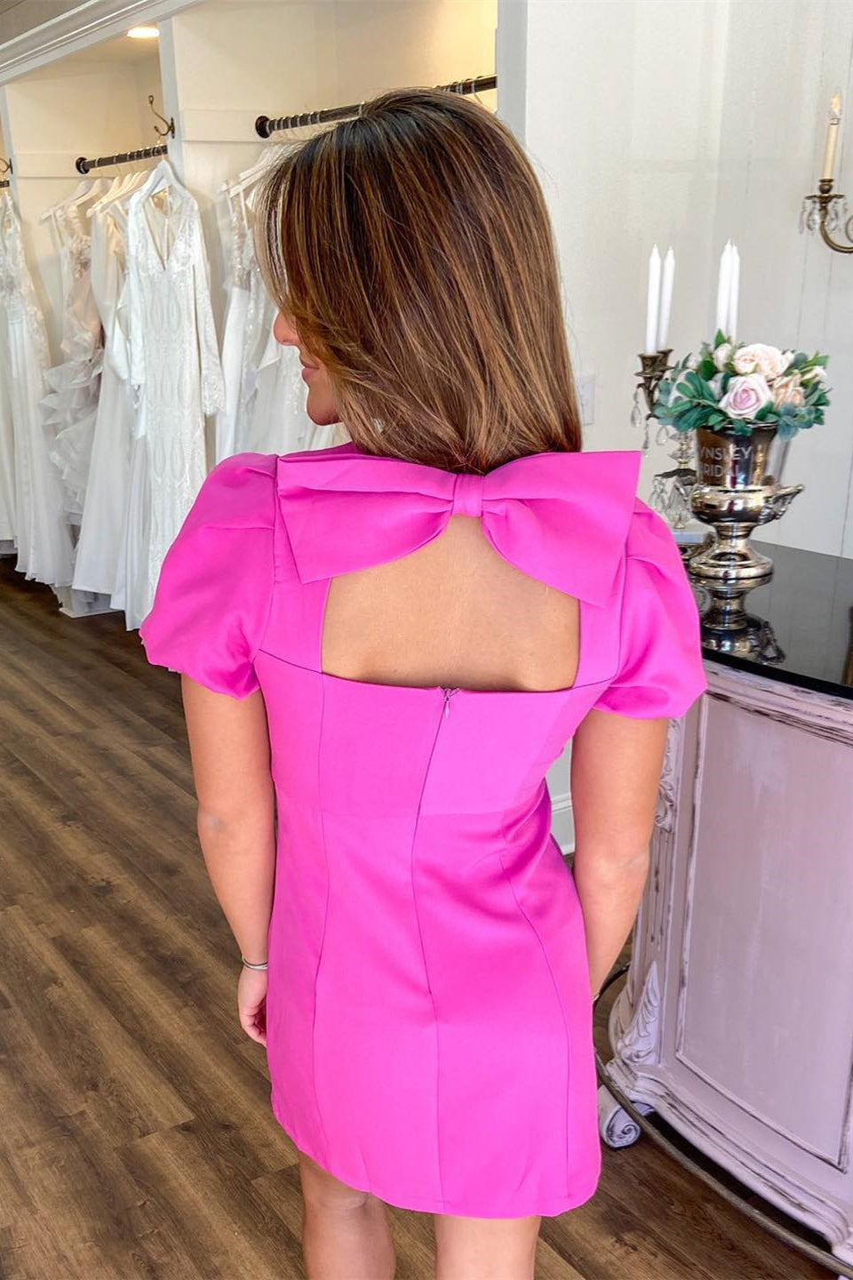 Pinkes Homecoming-Kleid mit Satinärmeln und Schleife