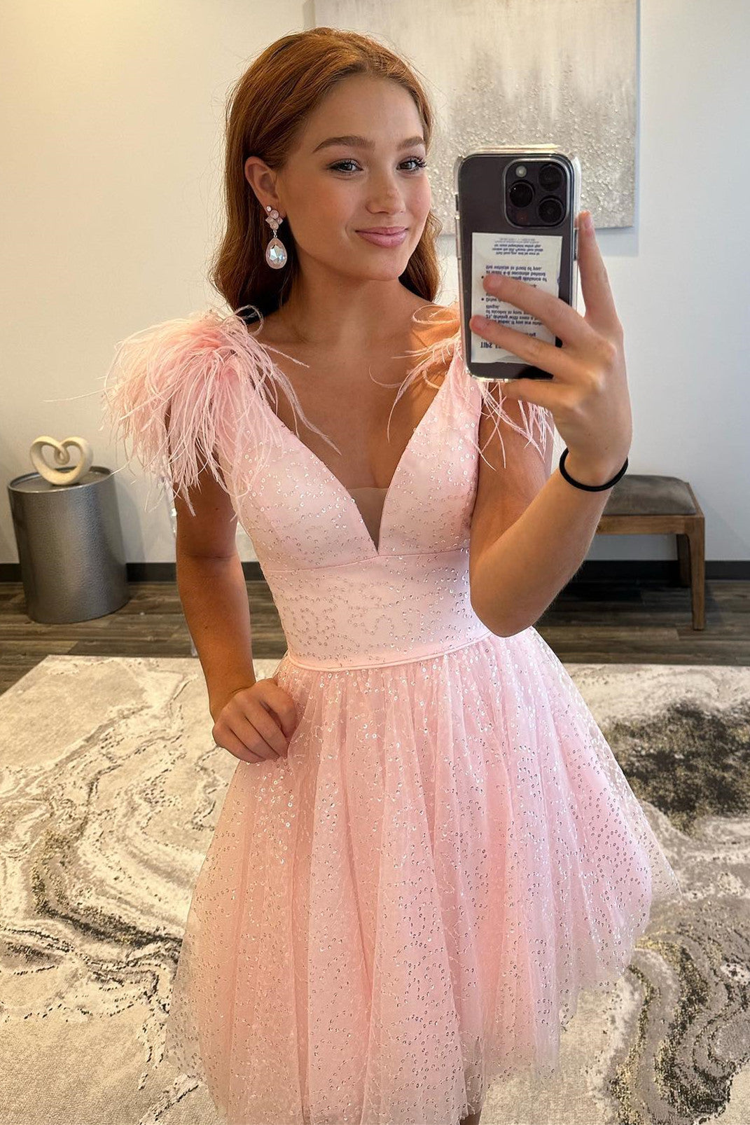 Vestido de fiesta de tul con escote en V profundo y plumas, corte A