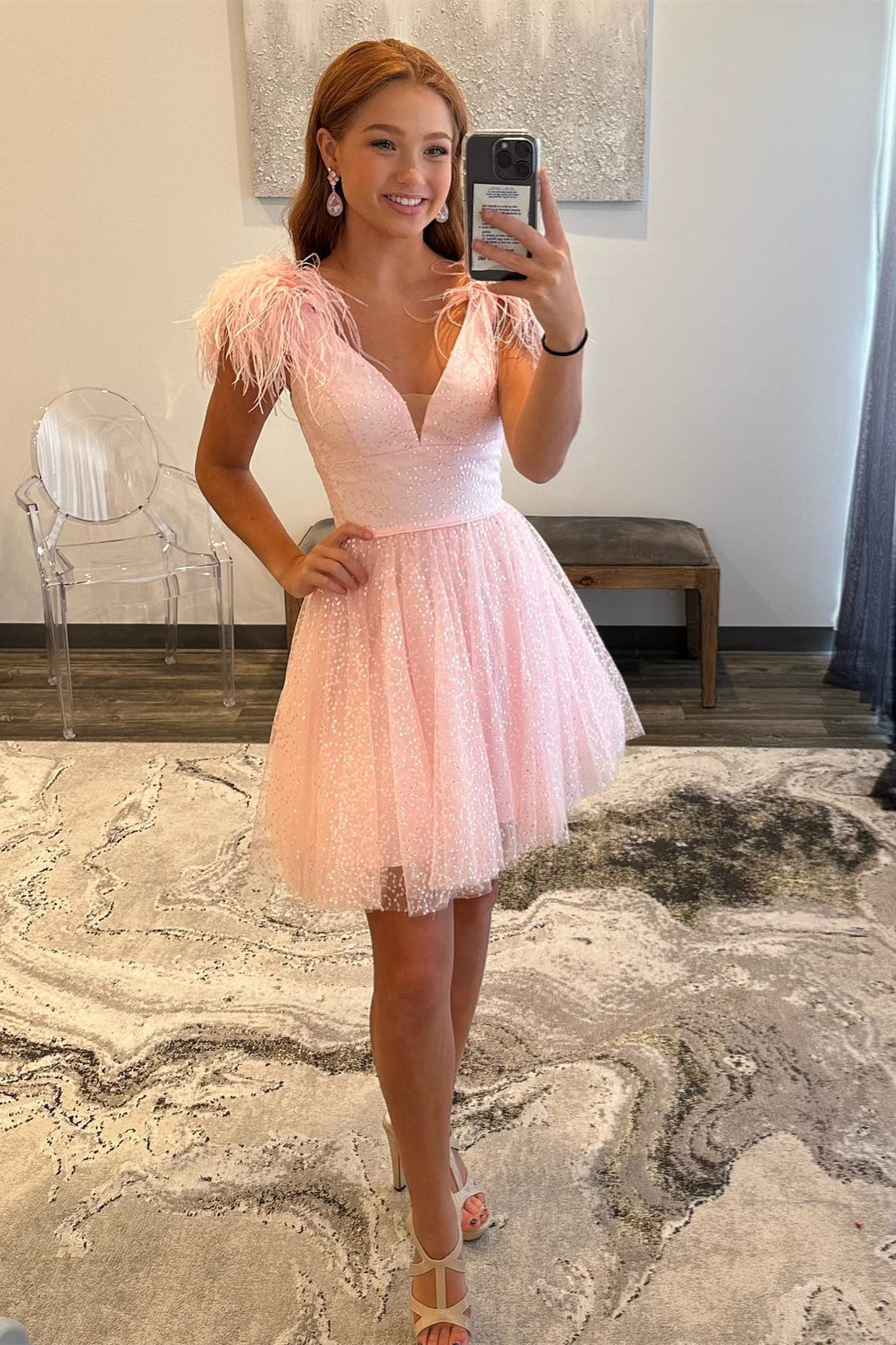 Vestido de fiesta de tul con escote en V profundo y plumas, corte A