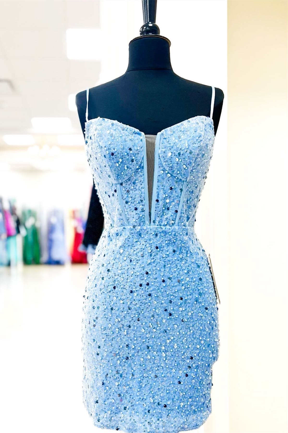 Vestido de fiesta ajustado con tirantes finos y lentejuelas