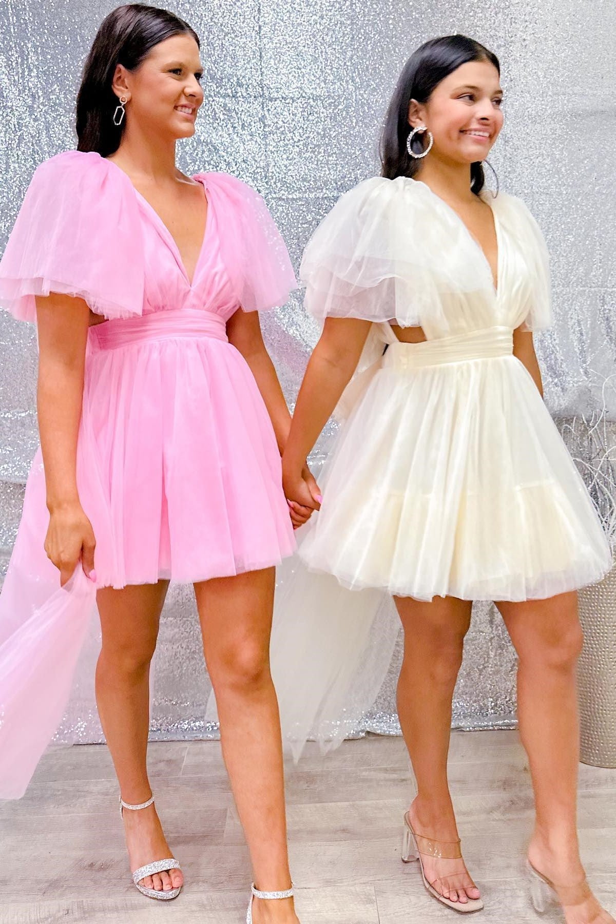 A-Linien-Heimkehrkleid aus Tüll mit tiefem V-Ausschnitt