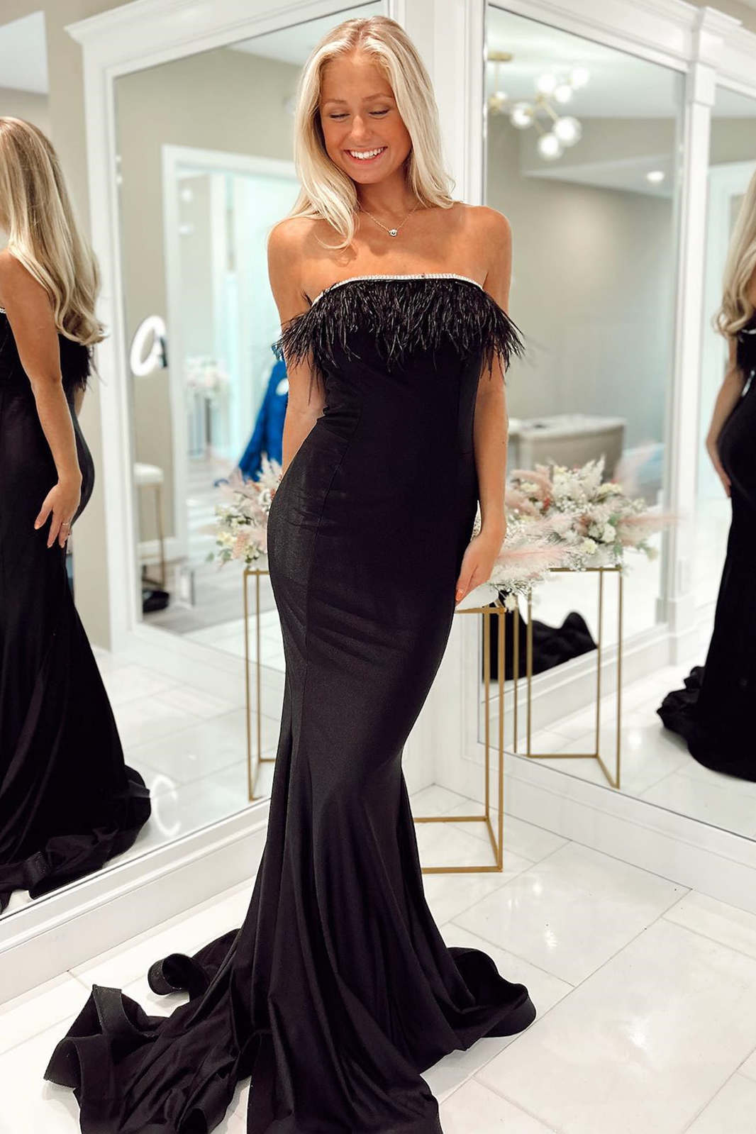 Vestido de fiesta largo de sirena con plumas negras sin tirantes