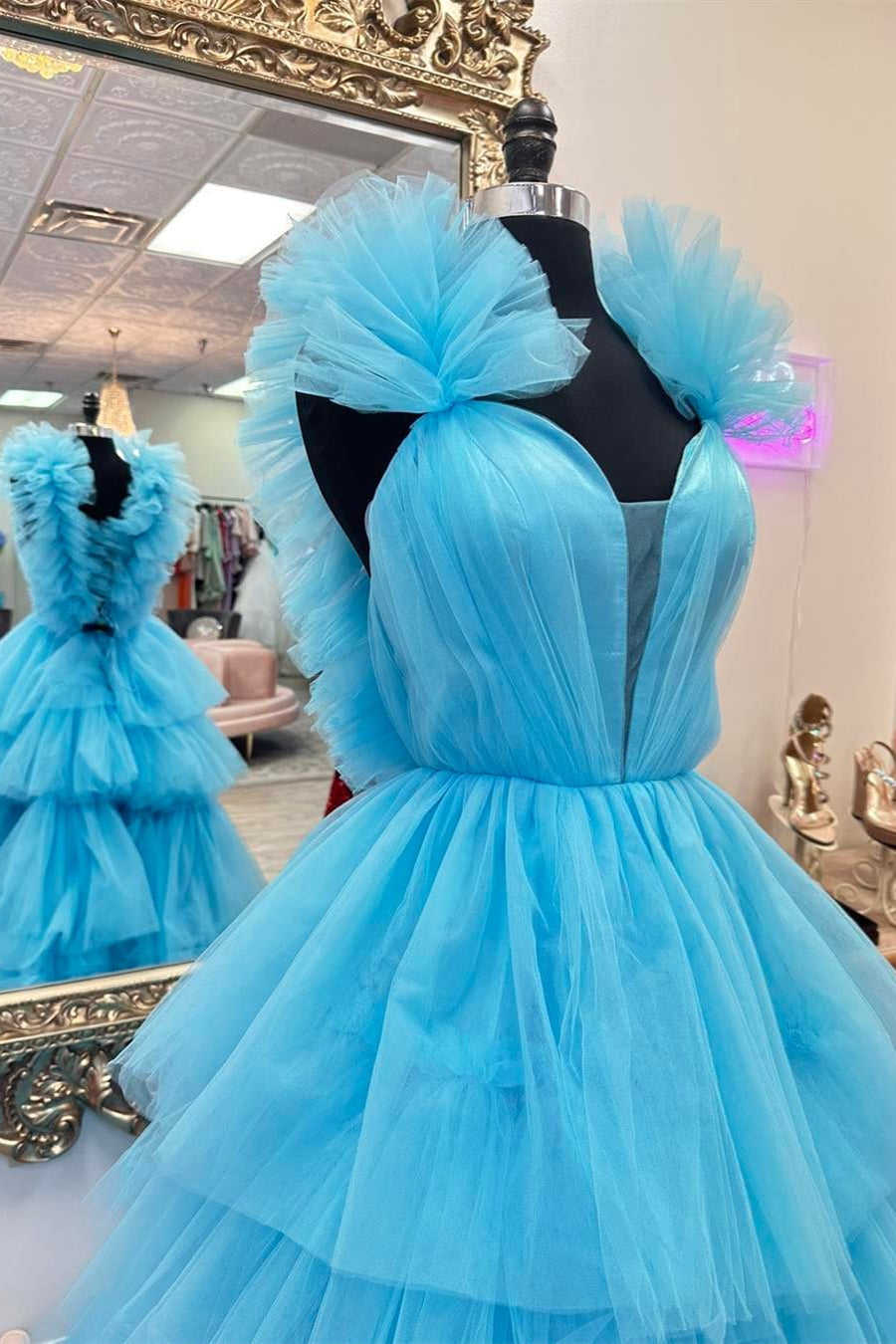 Vestido de fiesta azul claro con tirantes y volantes, corte A y capas
