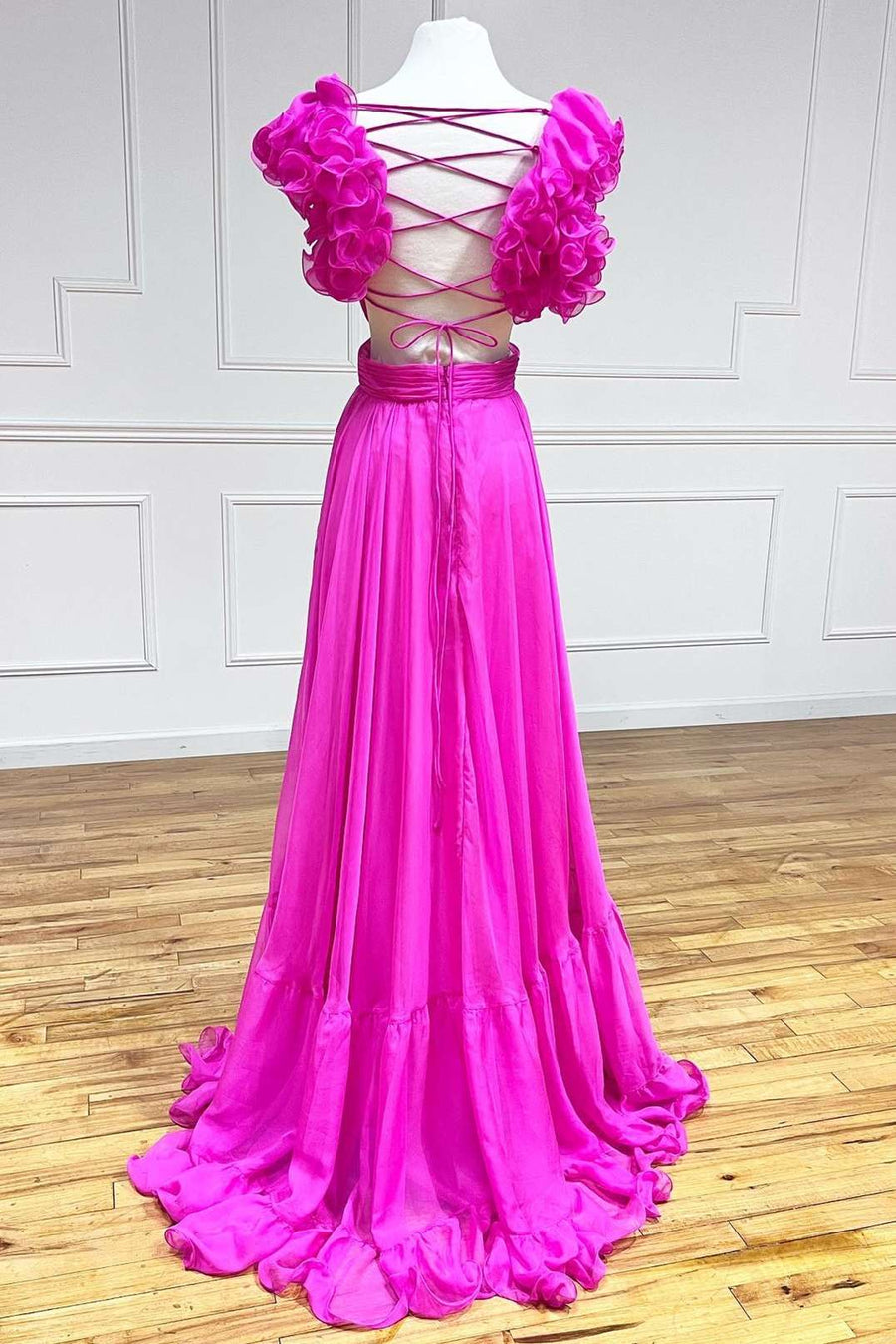 Vestido de fiesta largo fucsia con escote en V, plisado y volantes, con cordones