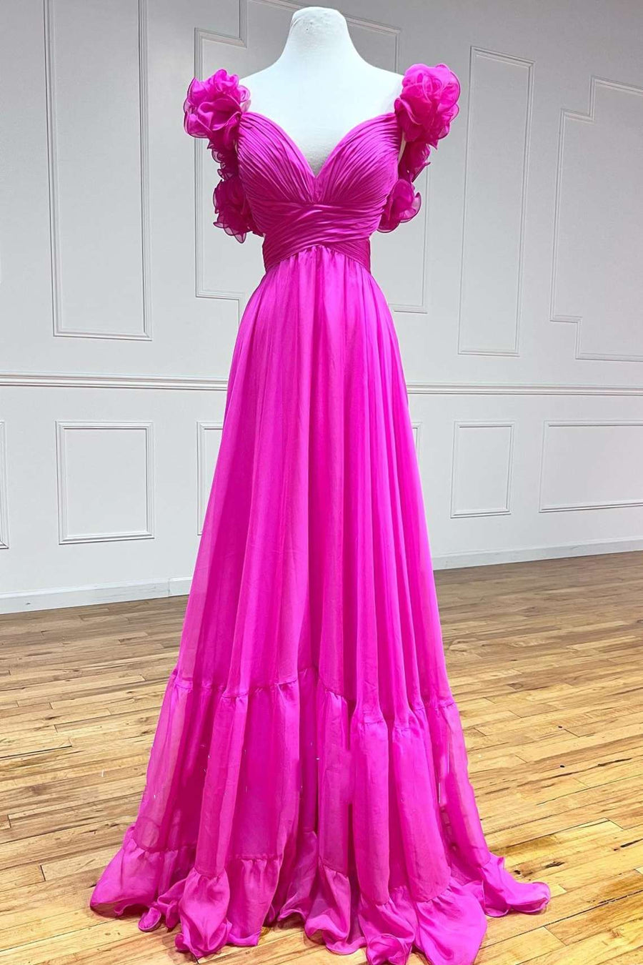 Vestido de fiesta largo fucsia con escote en V, plisado y volantes, con cordones