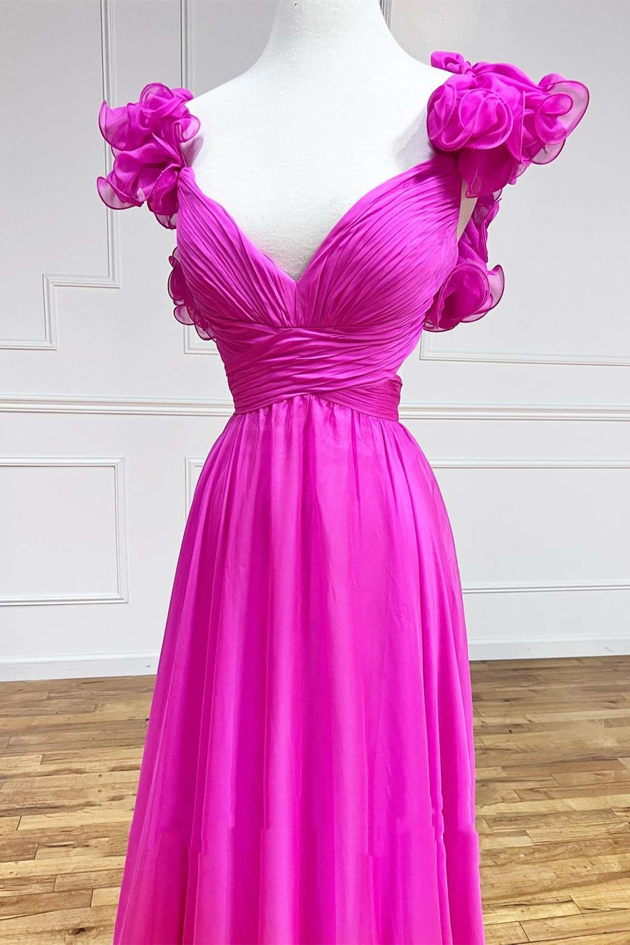 Vestido de fiesta largo fucsia con escote en V, plisado y volantes, con cordones