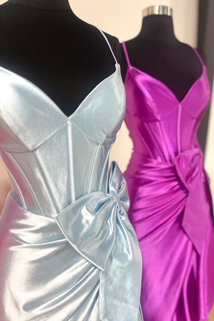 Vestido de fiesta de sirena de satén con escote en V y tirantes y lazo