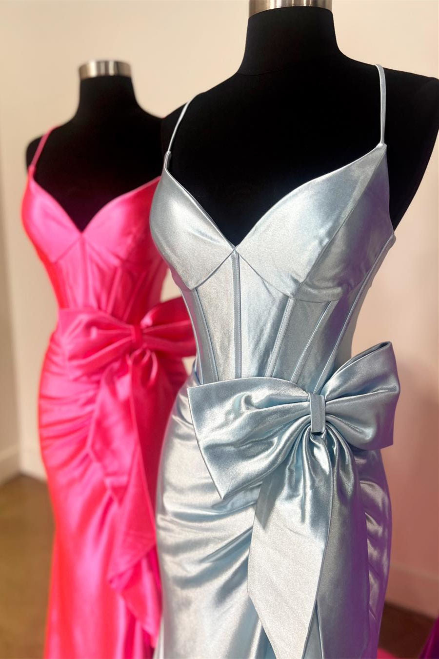 Vestido de fiesta de sirena de satén con escote en V y tirantes y lazo