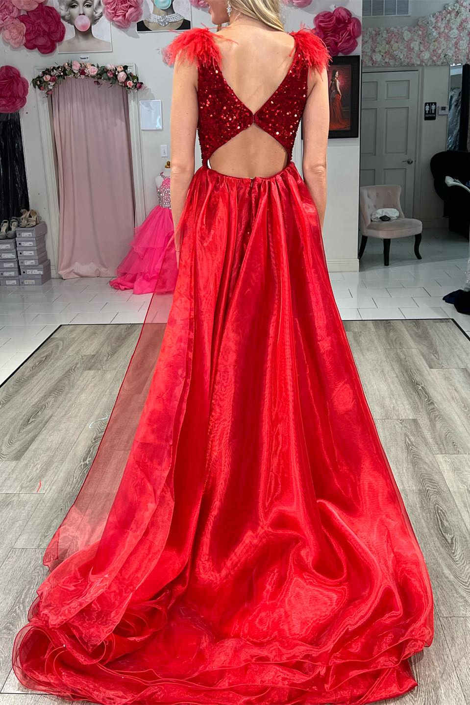Lilianna | Vestido de fiesta largo con plumas y lentejuelas rojas, escote en V y capa