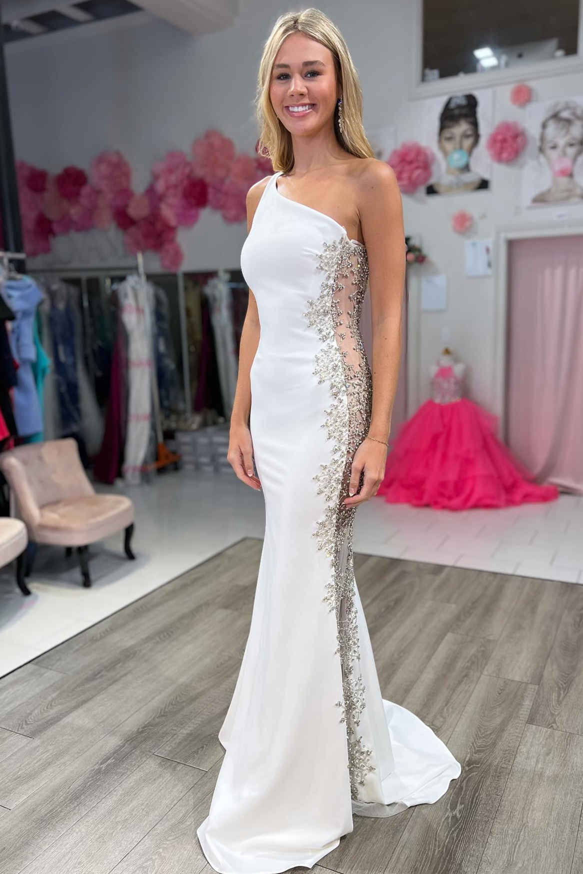 Vestido formal largo de sirena blanco con un solo hombro y cuentas
