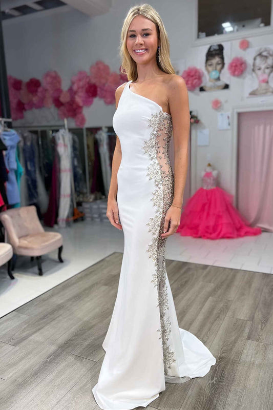 Vestido formal largo de sirena blanco con un solo hombro y cuentas
