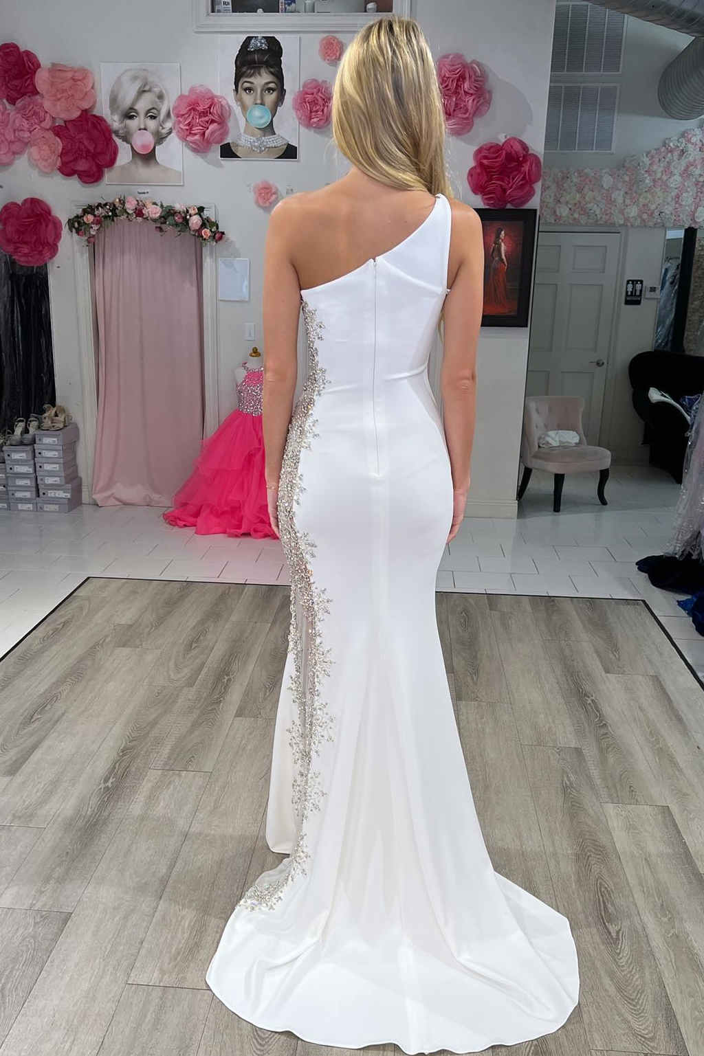 Vestido formal largo de sirena blanco con un solo hombro y cuentas