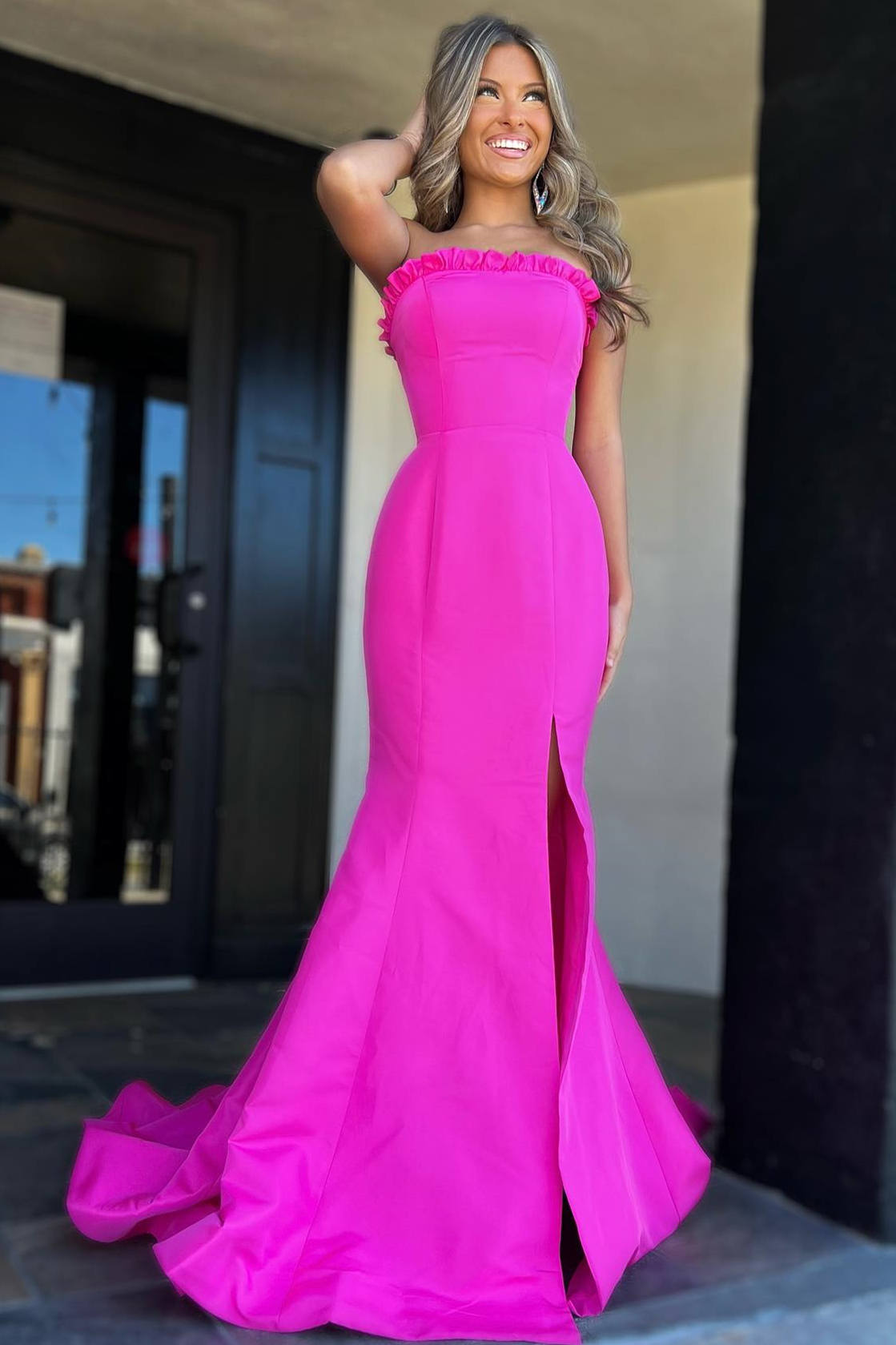 Vestido de fiesta largo con abertura y corte sirena, sin tirantes y volantes color magenta