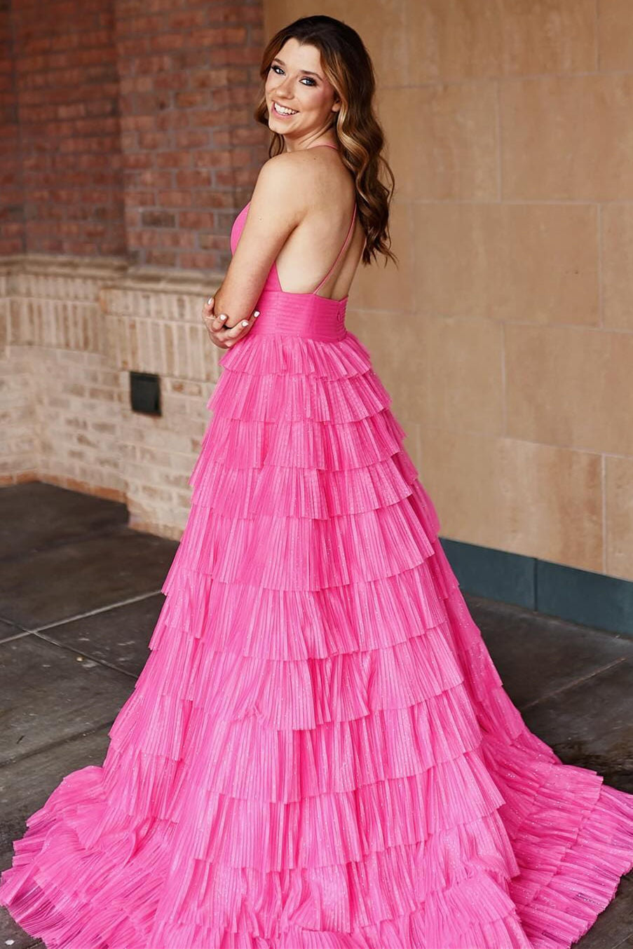 Zhuri | Vestido formal plisado con volantes y tirantes color magenta