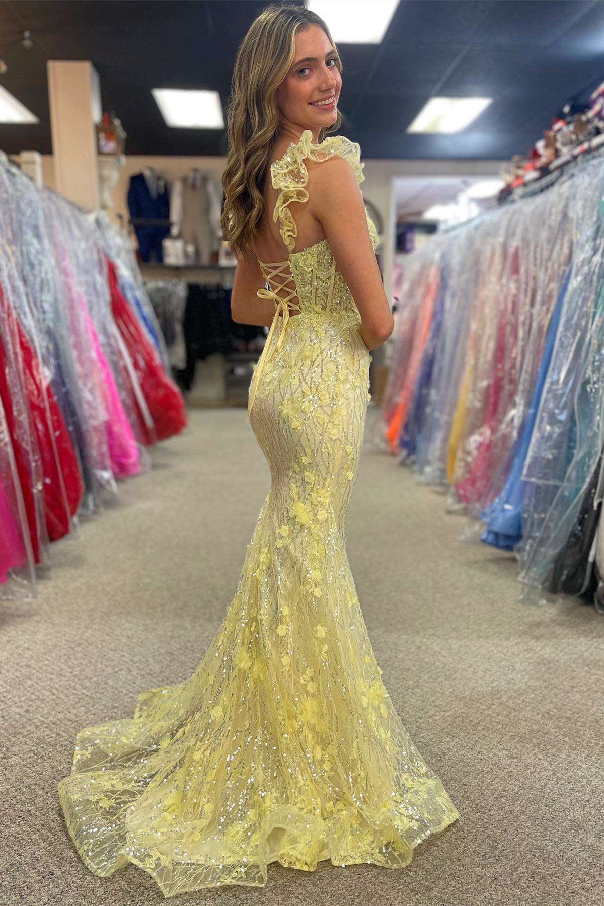 Vestido de fiesta largo estilo sirena con tirantes y volantes y flores 3D