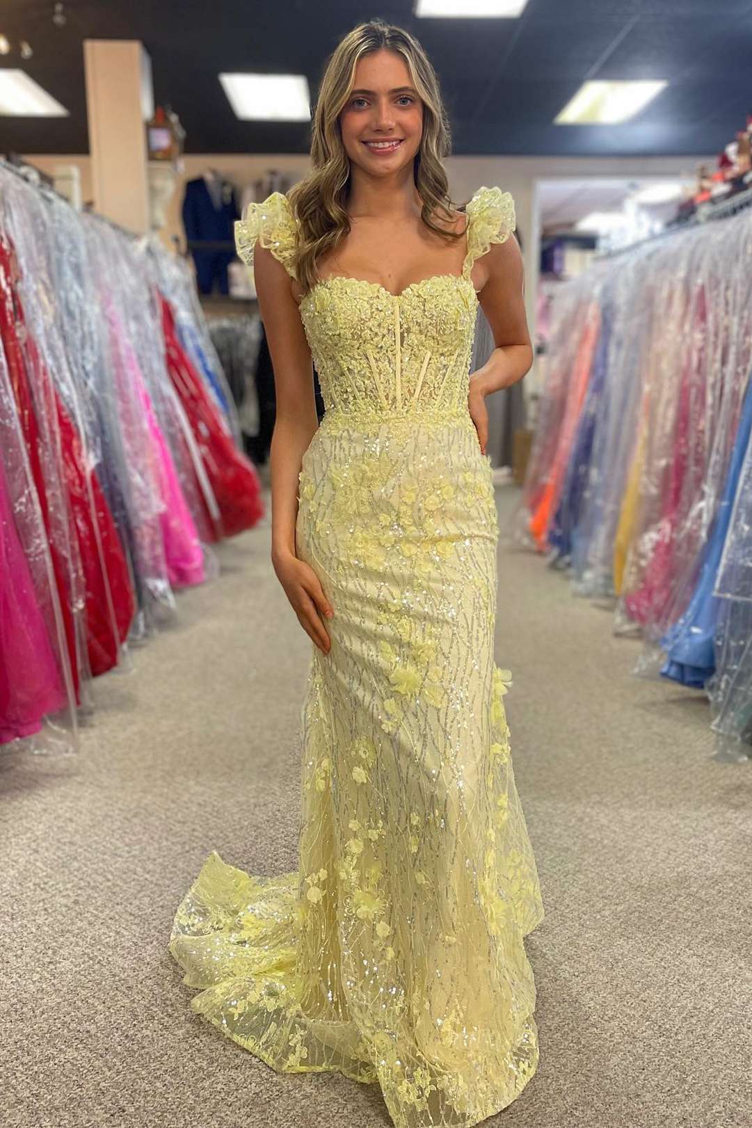 Vestido de fiesta largo estilo sirena con tirantes y volantes y flores 3D