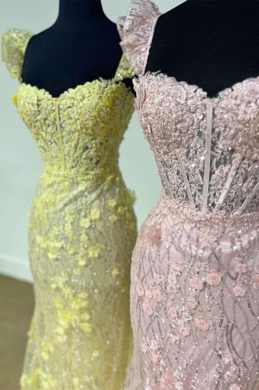 Vestido de fiesta largo estilo sirena con tirantes y volantes y flores 3D