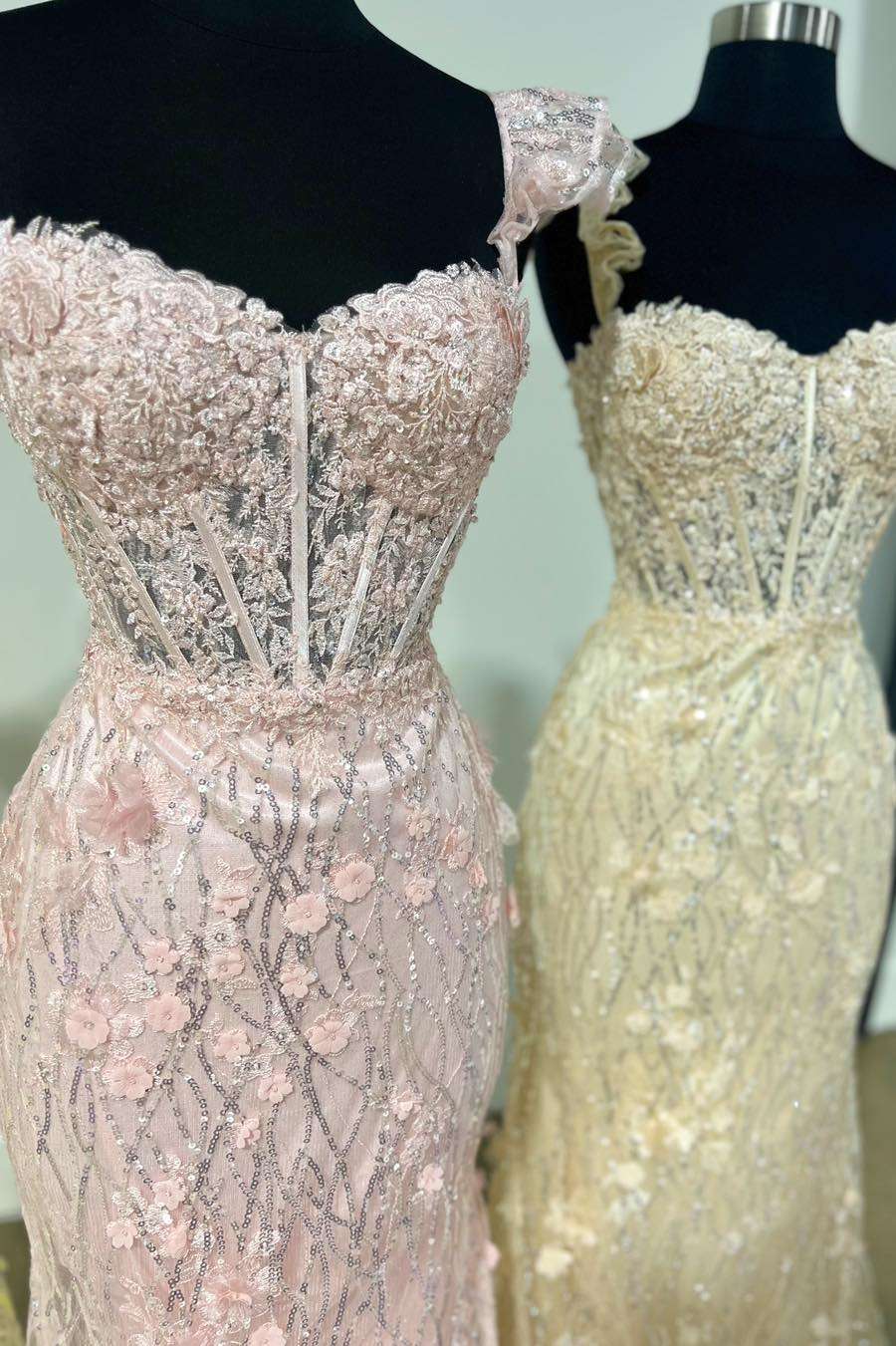 Vestido de fiesta largo estilo sirena con tirantes y volantes y flores 3D