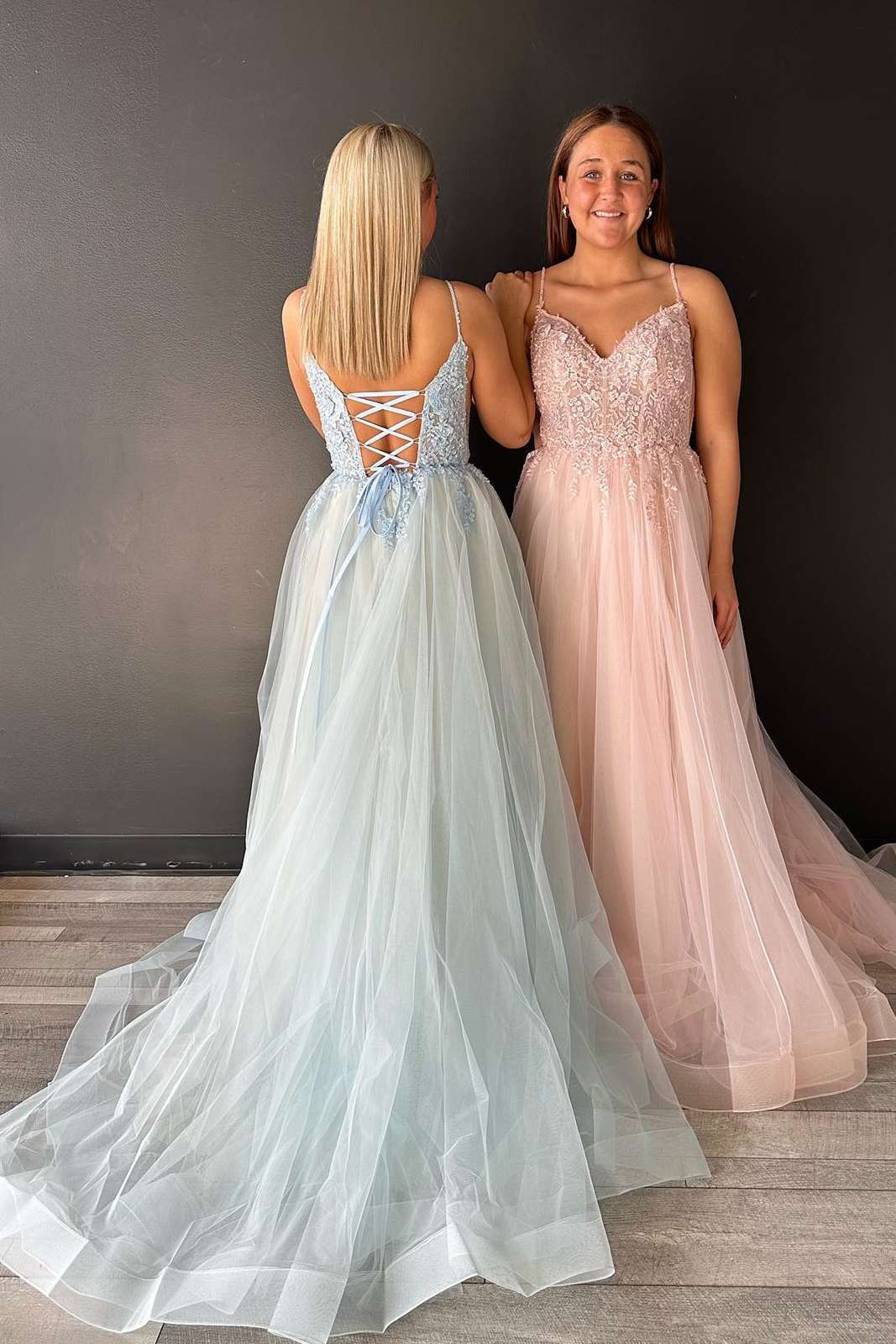 Vestido de fiesta de tul con escote en V, apliques de encaje y corte A