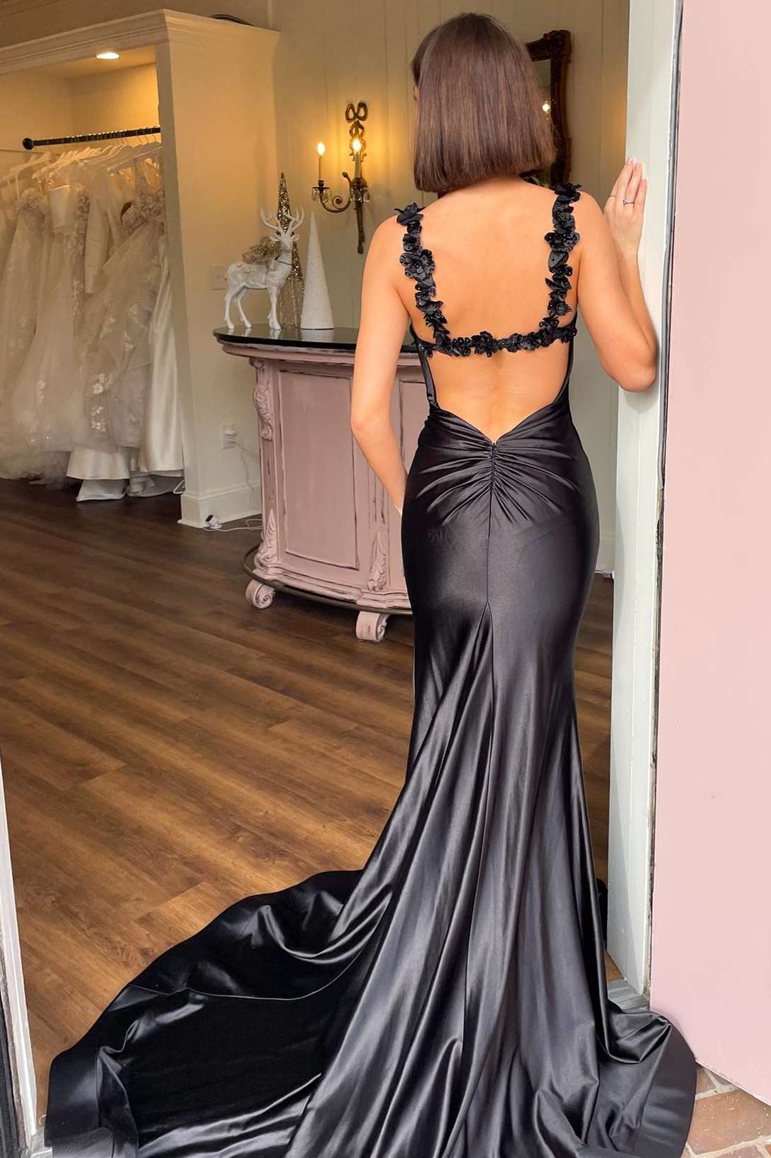 Vestido de fiesta largo estilo sirena con tirantes negros y estampado floral