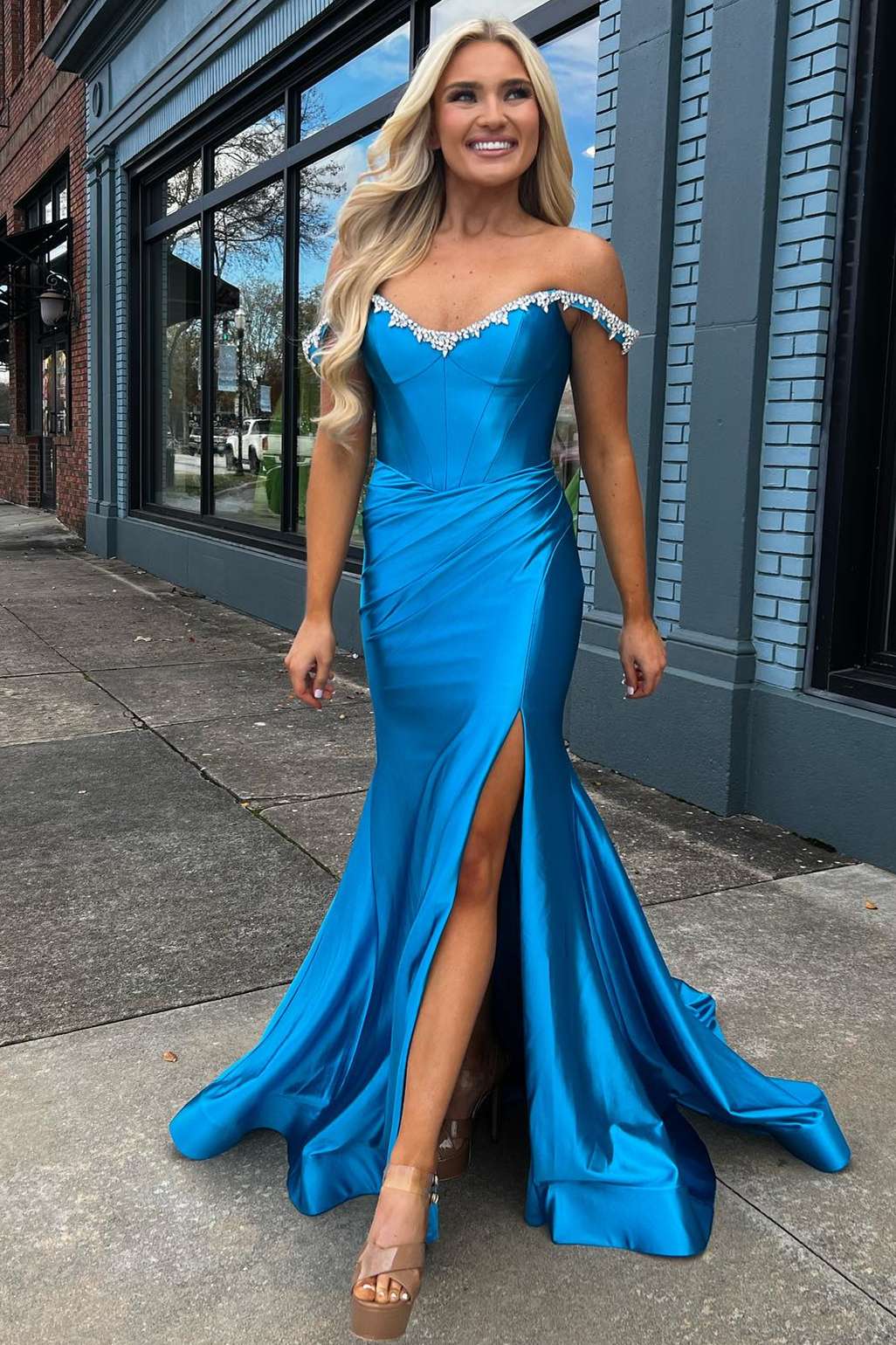 Roycebridal Bellamy | Vestido de fiesta azul de corte sirena con hombros descubiertos, cuentas y abertura