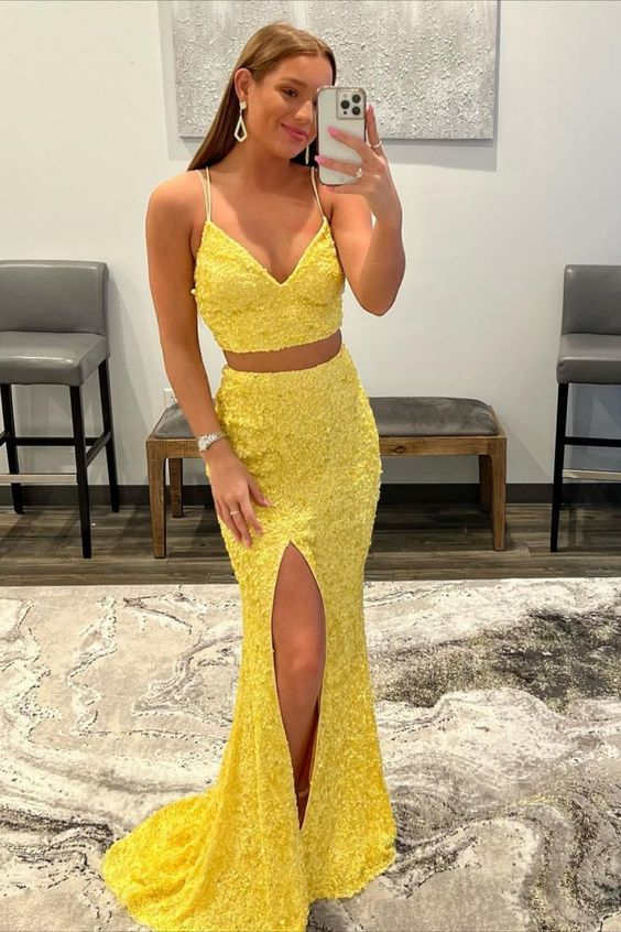 Vestido de fiesta de dos piezas con lentejuelas y corte sirena y abertura