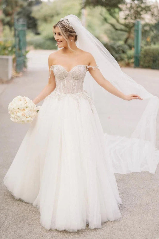 Vestidos de novia de tul con escote en forma de corazón y cuentas de hada