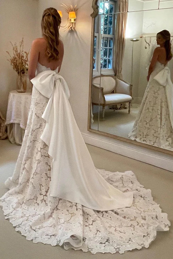 Trägerloses A-Linien-Hochzeitskleid aus floraler Spitze im Boho-Stil in Elfenbein mit Satinfliege