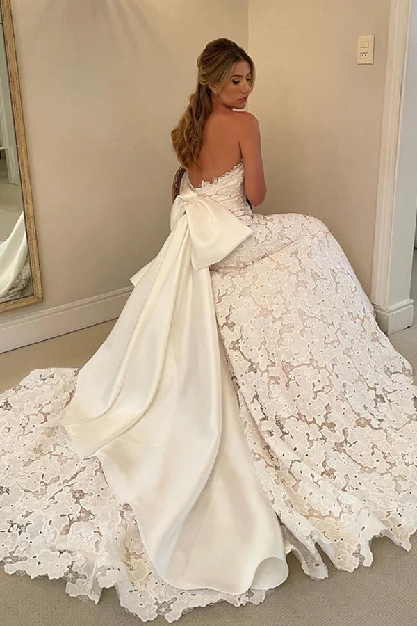 Trägerloses A-Linien-Hochzeitskleid aus floraler Spitze im Boho-Stil in Elfenbein mit Satinfliege