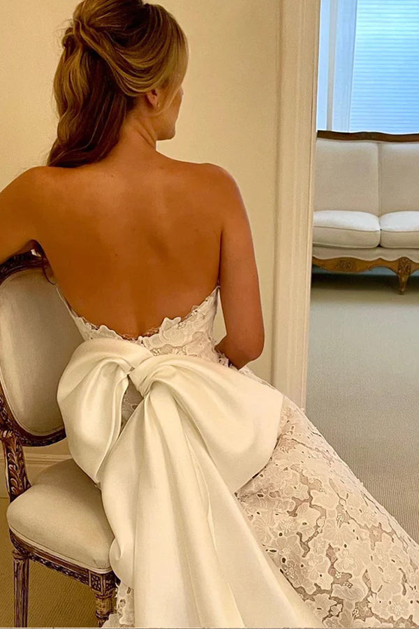 Trägerloses A-Linien-Hochzeitskleid aus floraler Spitze im Boho-Stil in Elfenbein mit Satinfliege