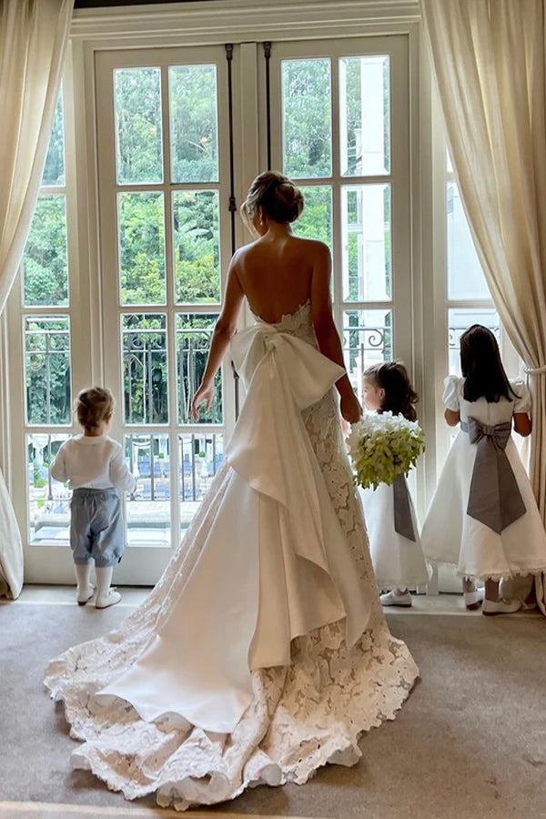 Trägerloses A-Linien-Hochzeitskleid aus floraler Spitze im Boho-Stil in Elfenbein mit Satinfliege