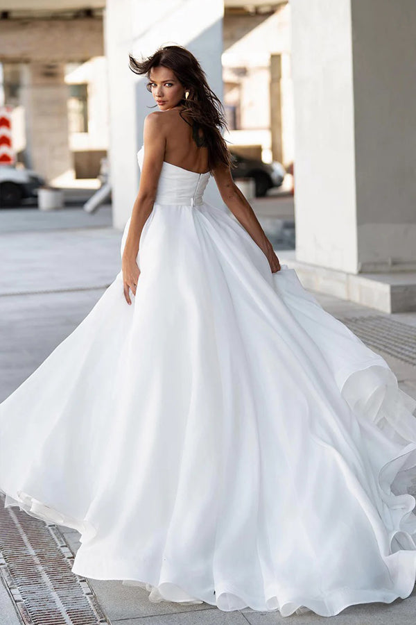 Glamoroso vestido de novia modesto con escote corazón y perlas y hombros descubiertos