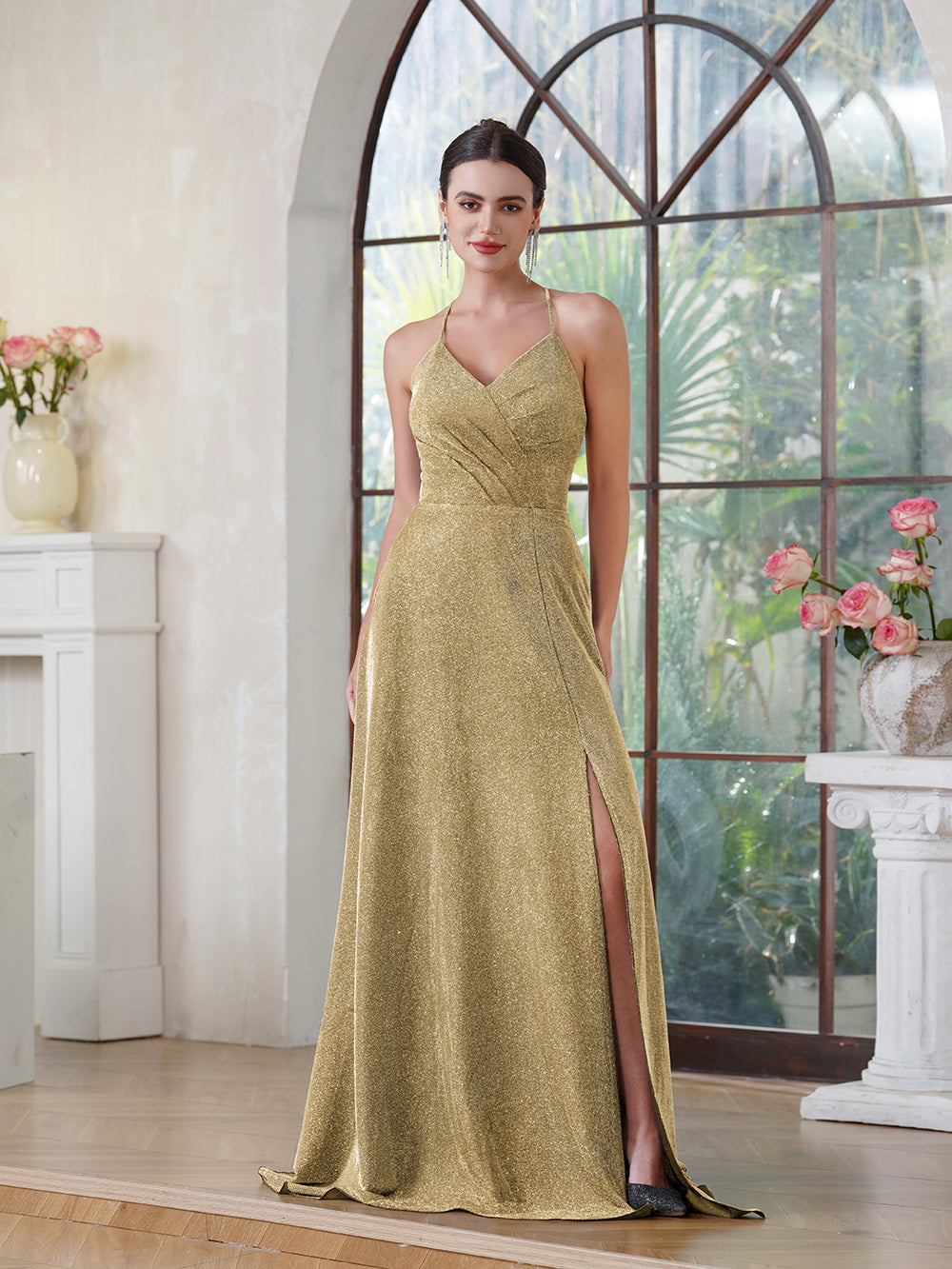Elegante vestido de fiesta largo de seda brillante con escote en V y corte A, con abertura lateral y bolsillo.