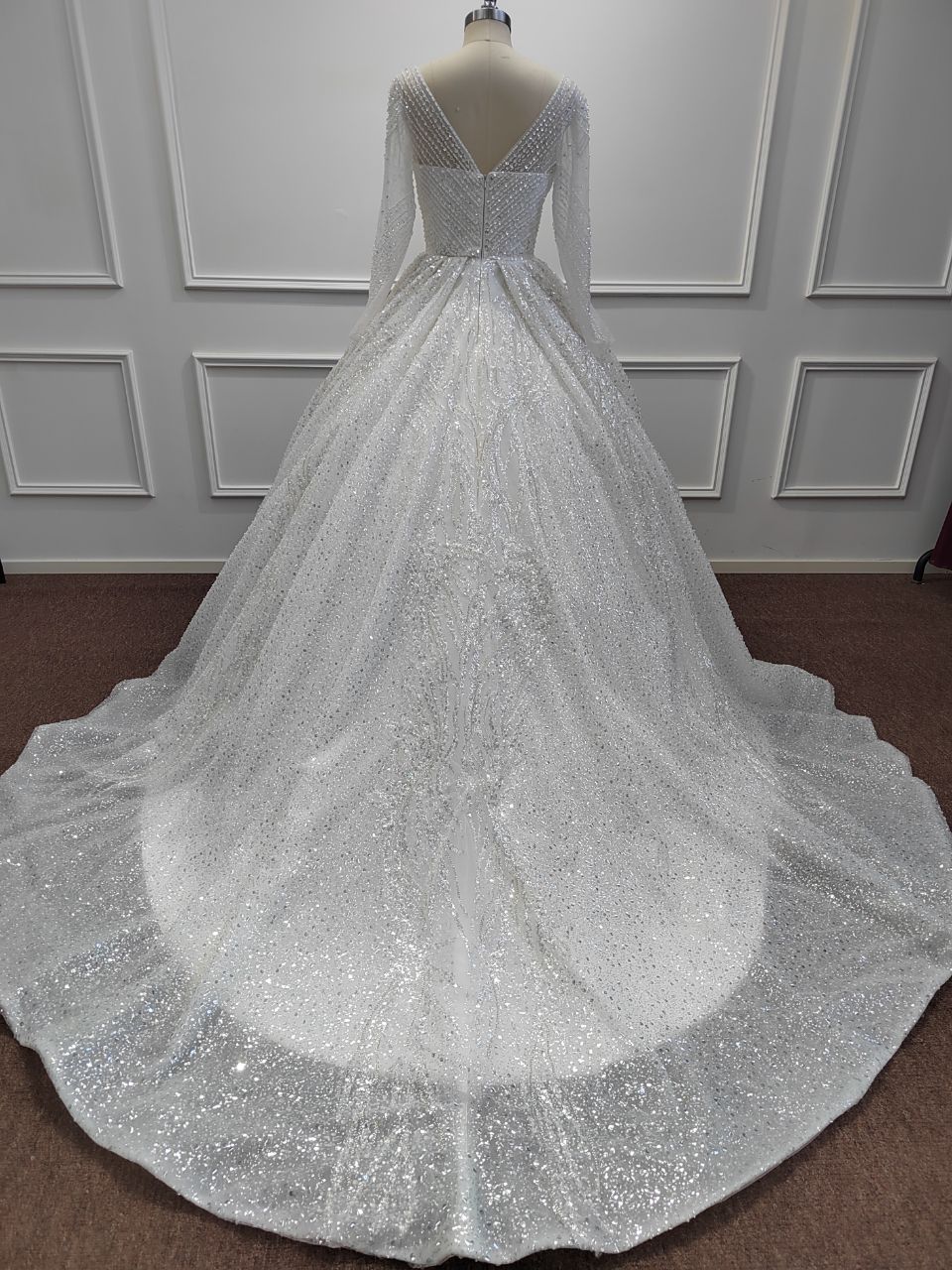 Wunderschönes langes Ballkleid mit V-Ausschnitt, Glitzer-Pailletten und Ärmeln