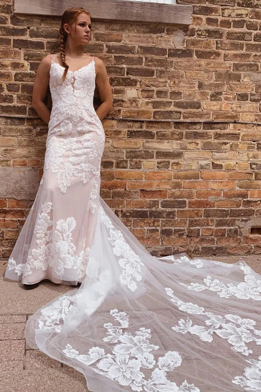Hermosos vestidos de novia de sirena con tirantes finos y apliques