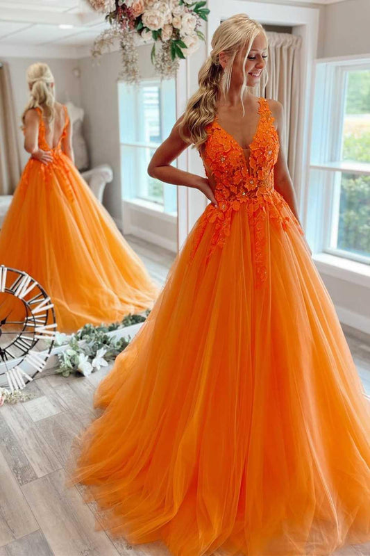Hermoso vestido de fiesta largo de tul con flores y escote en V en color naranja