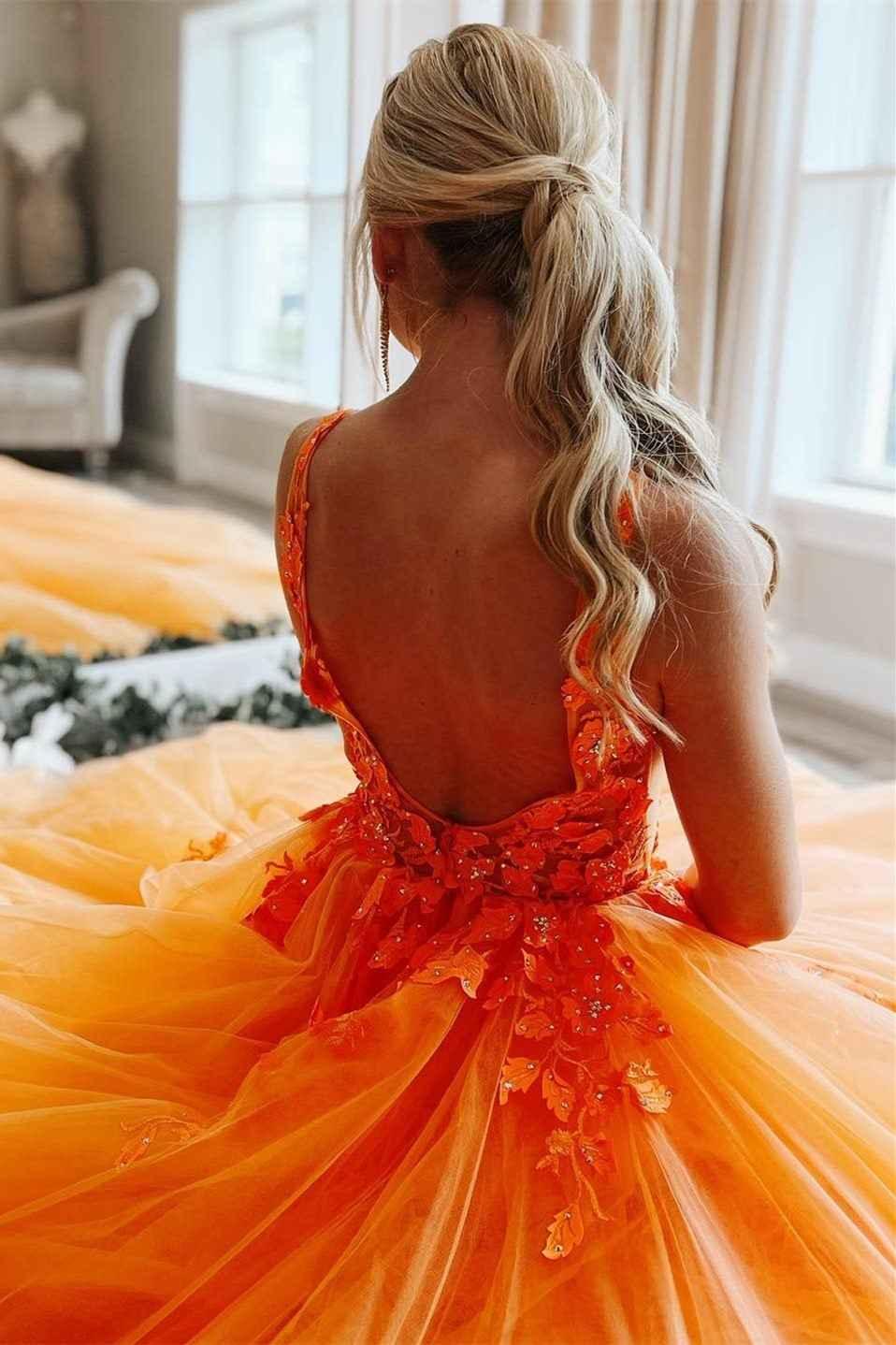 Hermoso vestido de fiesta largo de tul con flores y escote en V en color naranja