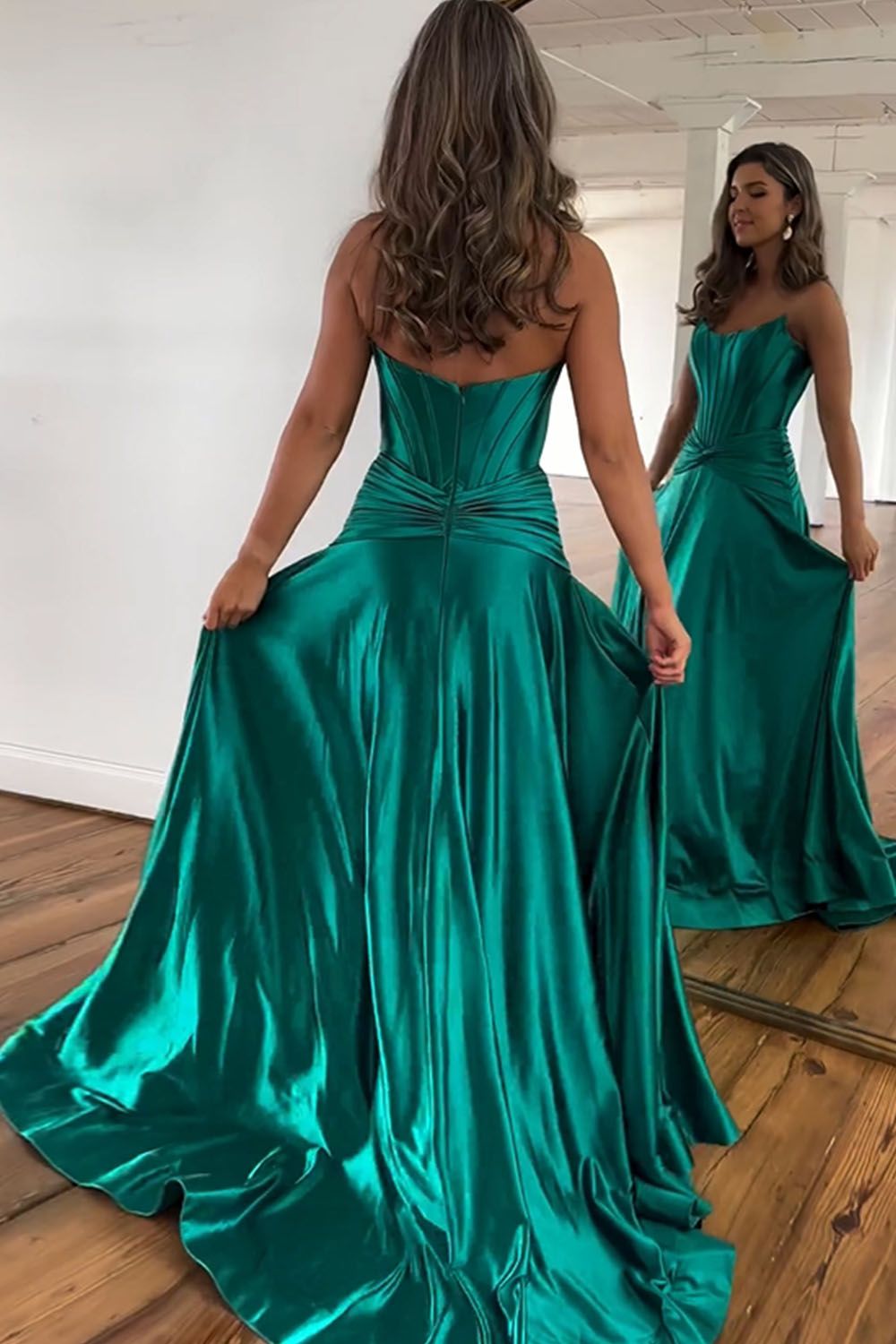 Vestido de fiesta largo de satén verde con abertura, corte A, sin tirantes, espalda con cremallera