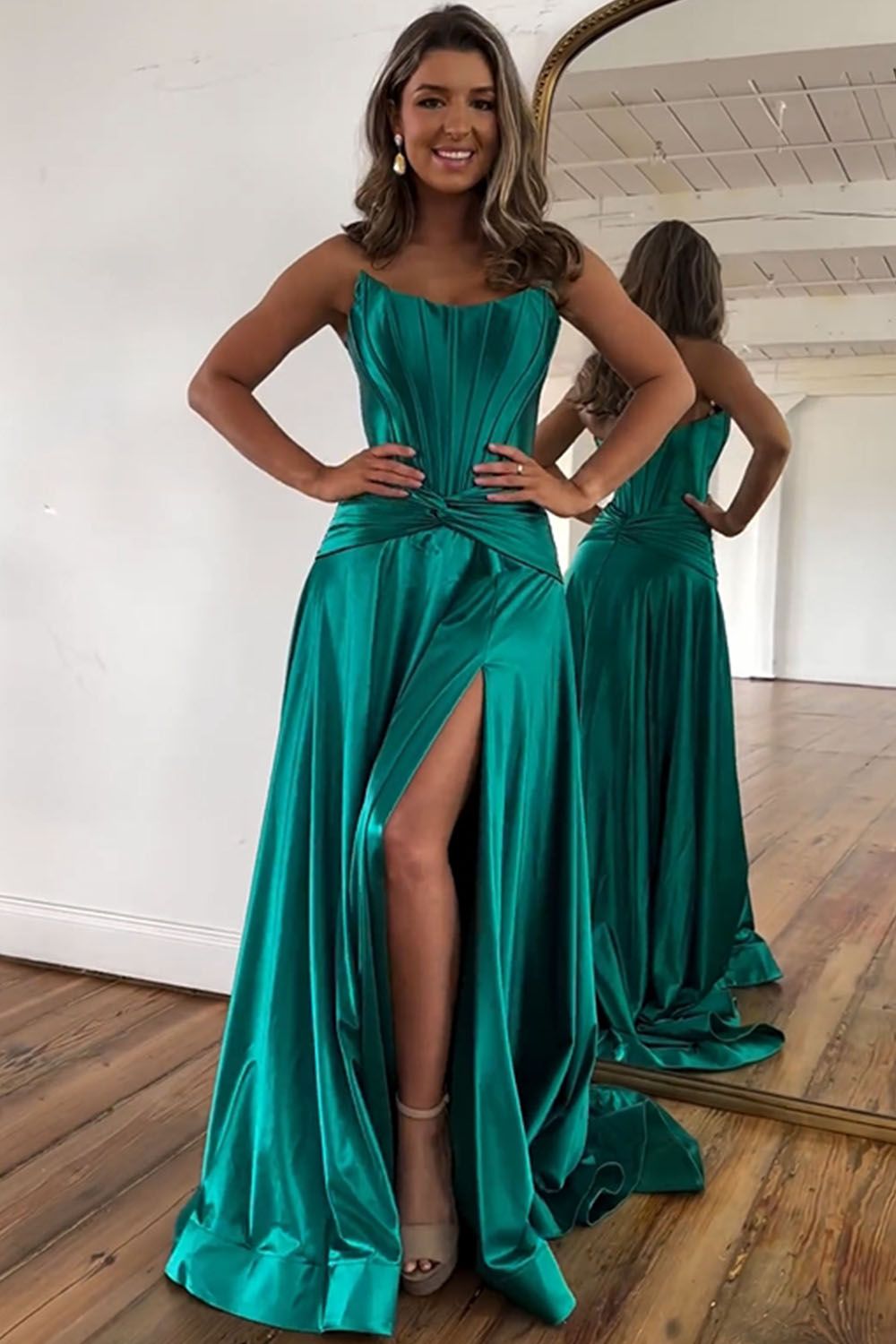 Vestido de fiesta largo de satén verde con abertura, corte A, sin tirantes, espalda con cremallera