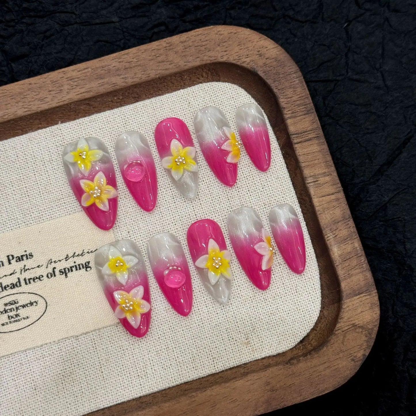 Arte de uñas hecho a mano con diseño de ojo de gato, color rosa veraniego, rosa, rojo, hielo, flor, ondulación de agua