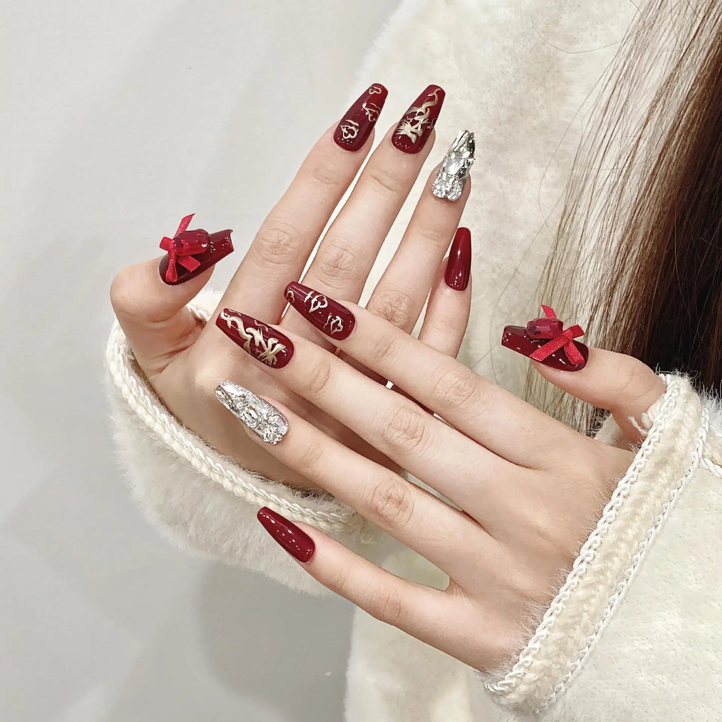 Nuevos estilos de uñas postizas para mujer con diamantes de imitación para una cobertura completa de las uñas acrílicas.