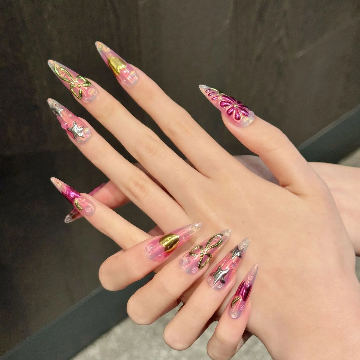 Uñas usables hechas a mano con diseño floral rosa y espejo mágico pintado de chica picante estilo vacaciones en la isla