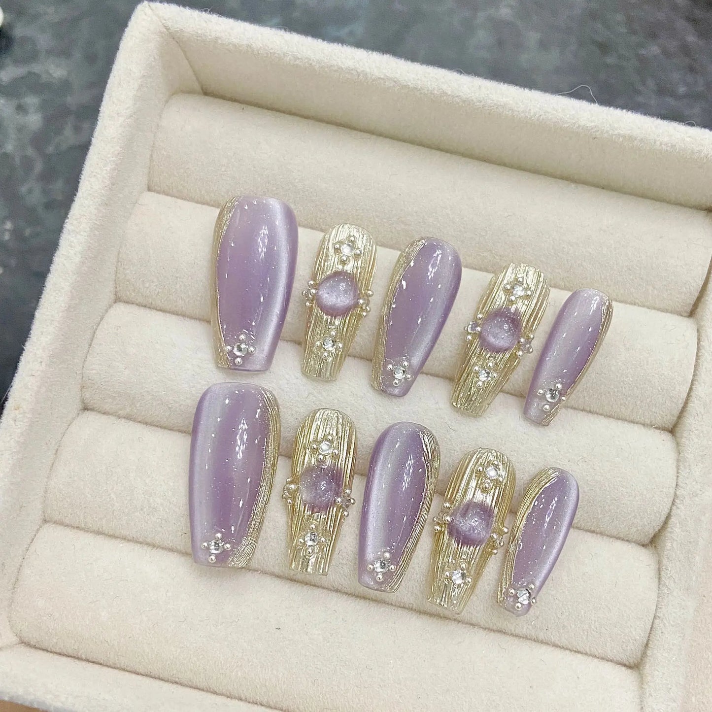 Uñas postizas artificiales pintadas a mano con diseño de lazo mixto de diamantes de imitación, estilo dulce y genial, en negro y rosa.