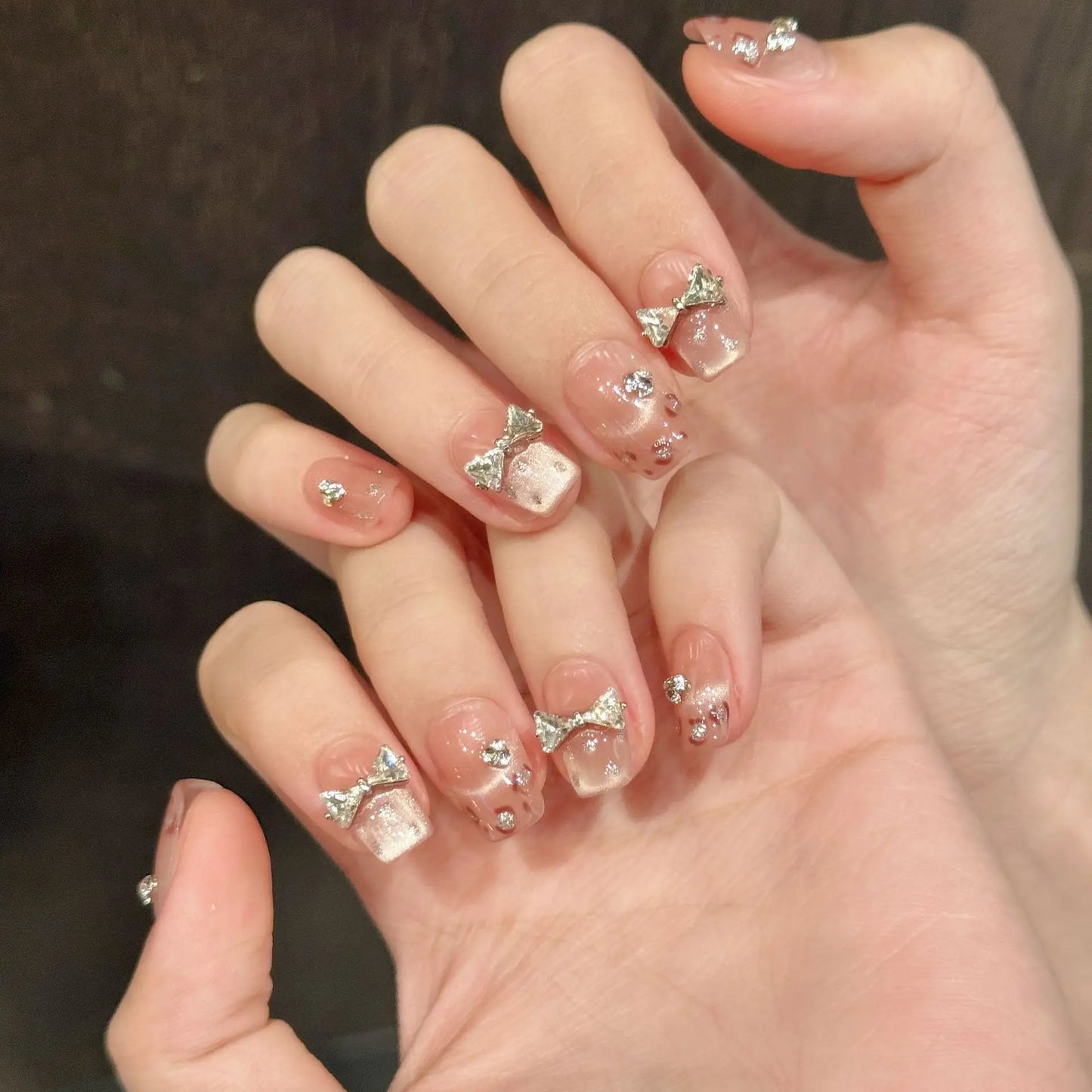 Uñas cortas talladas tridimensionales con efecto ojo de gato translúcido y lirio de los valles en francés