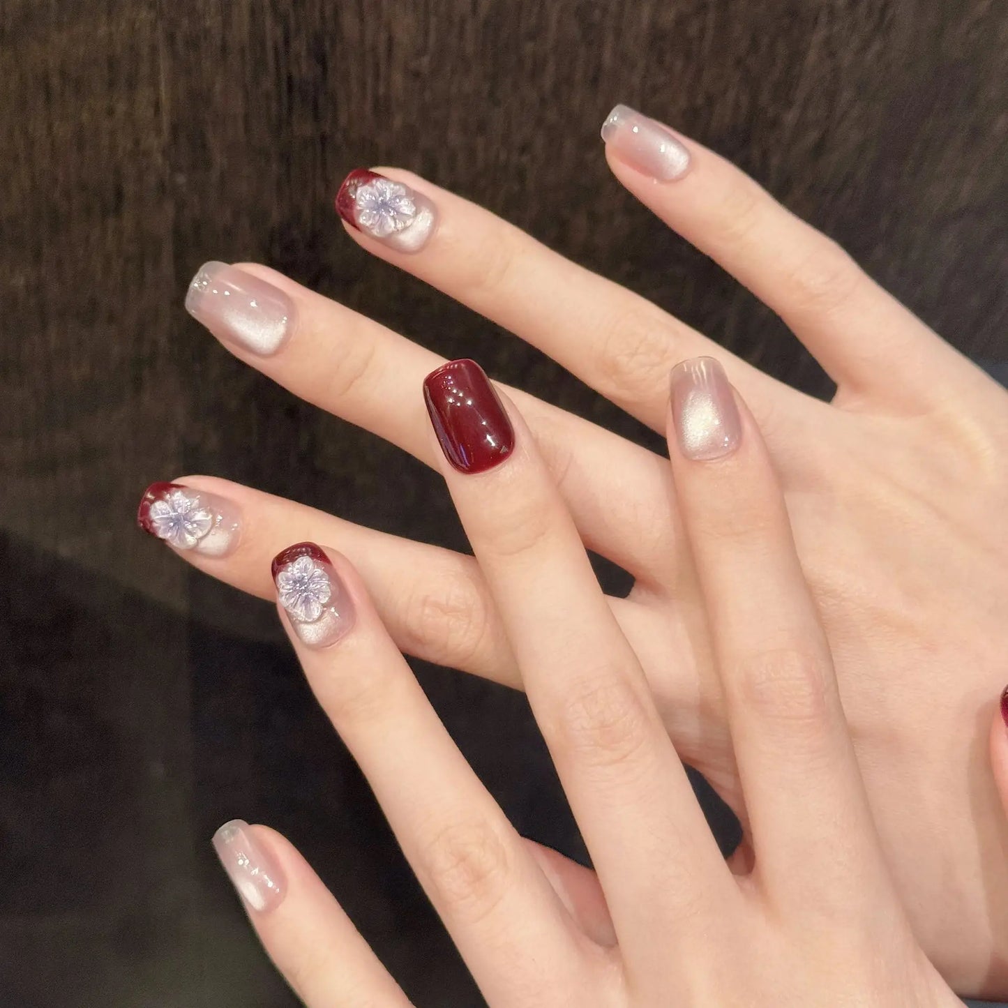 Uñas cortas talladas tridimensionales con efecto ojo de gato translúcido y lirio de los valles en francés