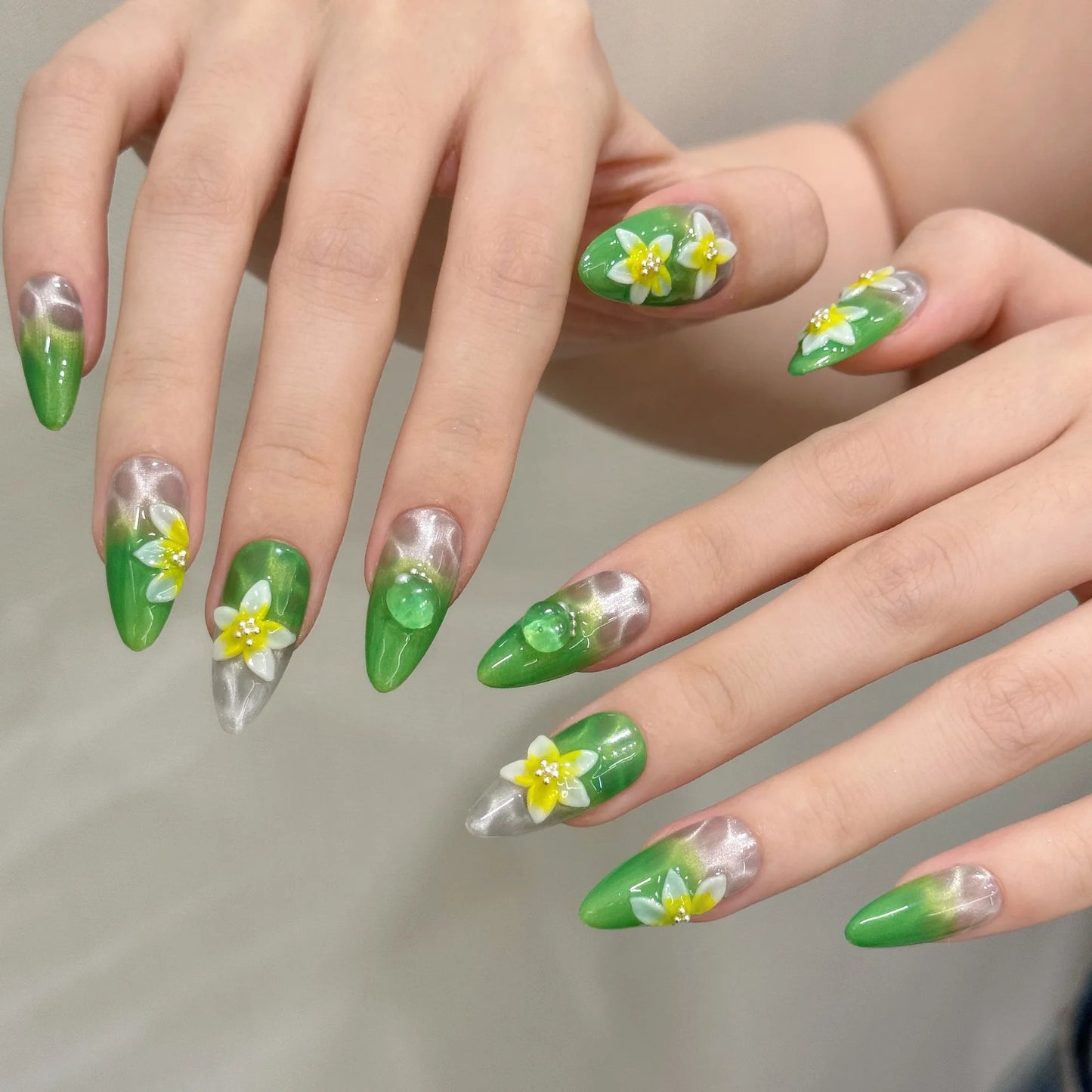 Uñas postizas onduladas de ojo de gato con diseño floral en relieve verde, hechas a mano