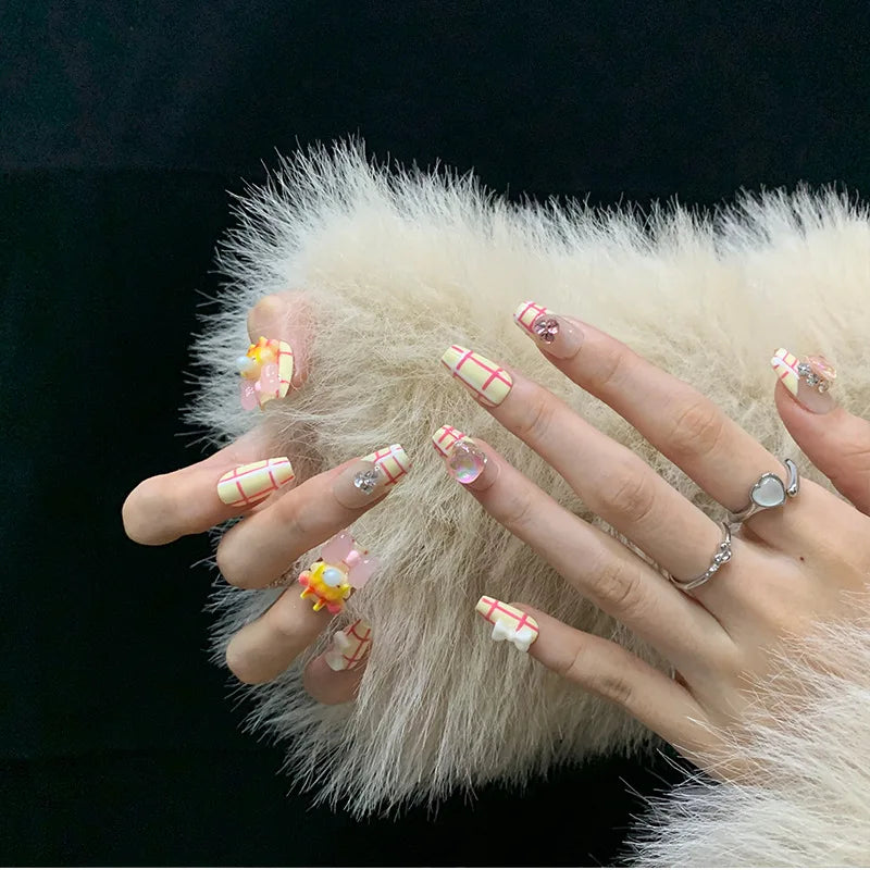 Uñas postizas con logotipo personalizado, diseño de dibujos animados, hechas a mano, cortas, extraíbles, con diamantes.